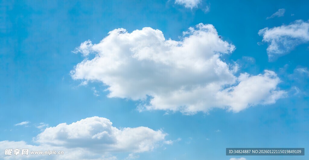 晴朗蓝天中的蓬松白云