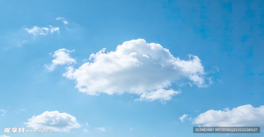 晴朗蓝天中的蓬松白云