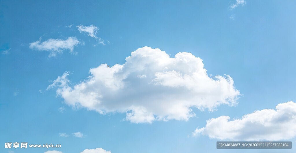 晴朗蓝天中的蓬松白云