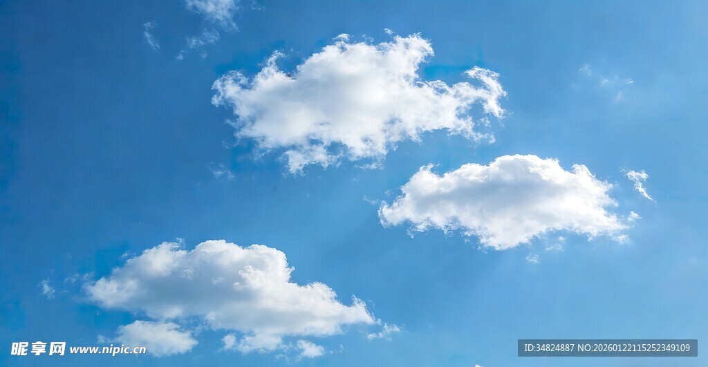 蓝天中的几朵白云