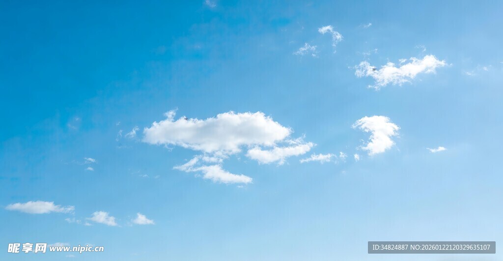 晴朗蓝天飘着几朵白云