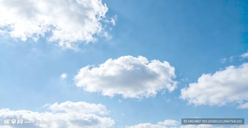 晴朗蓝天飘着朵朵白云