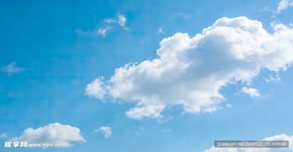 晴朗蓝天中的蓬松白云