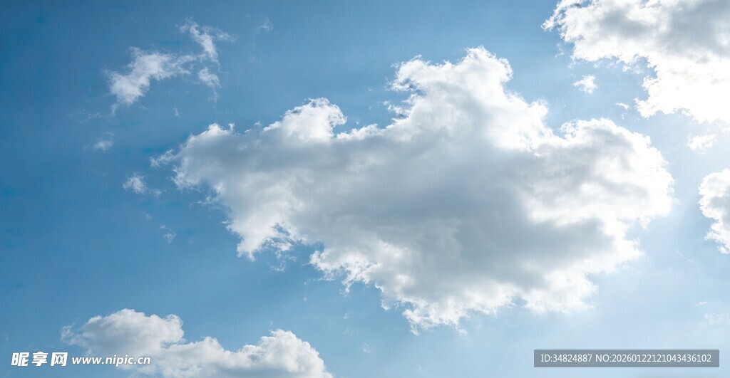 晴朗蓝天中的蓬松白云