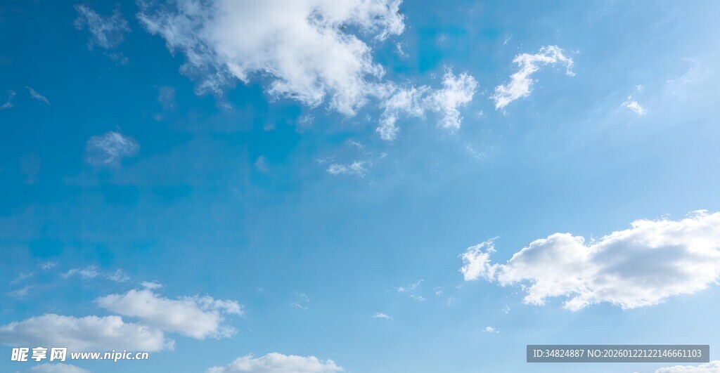 晴朗蓝天飘着朵朵白云