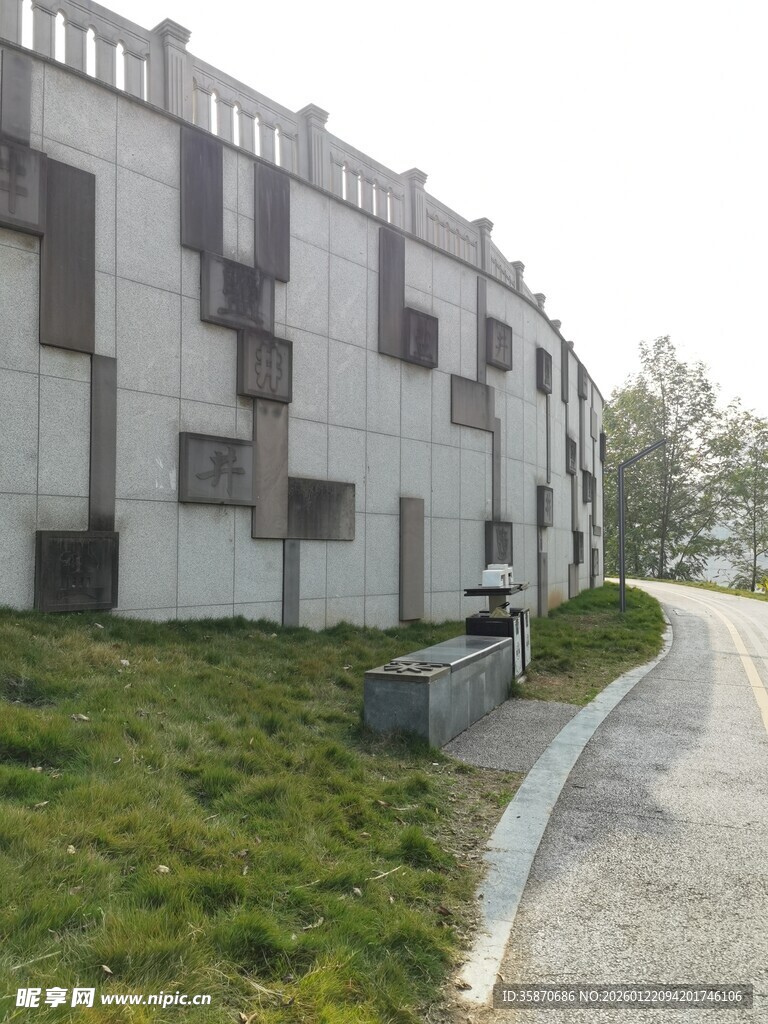 现代建筑旁的绿化小径