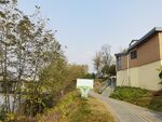 湖畔小径旁的温馨住宅