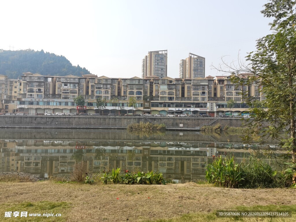河畔城市风光景色