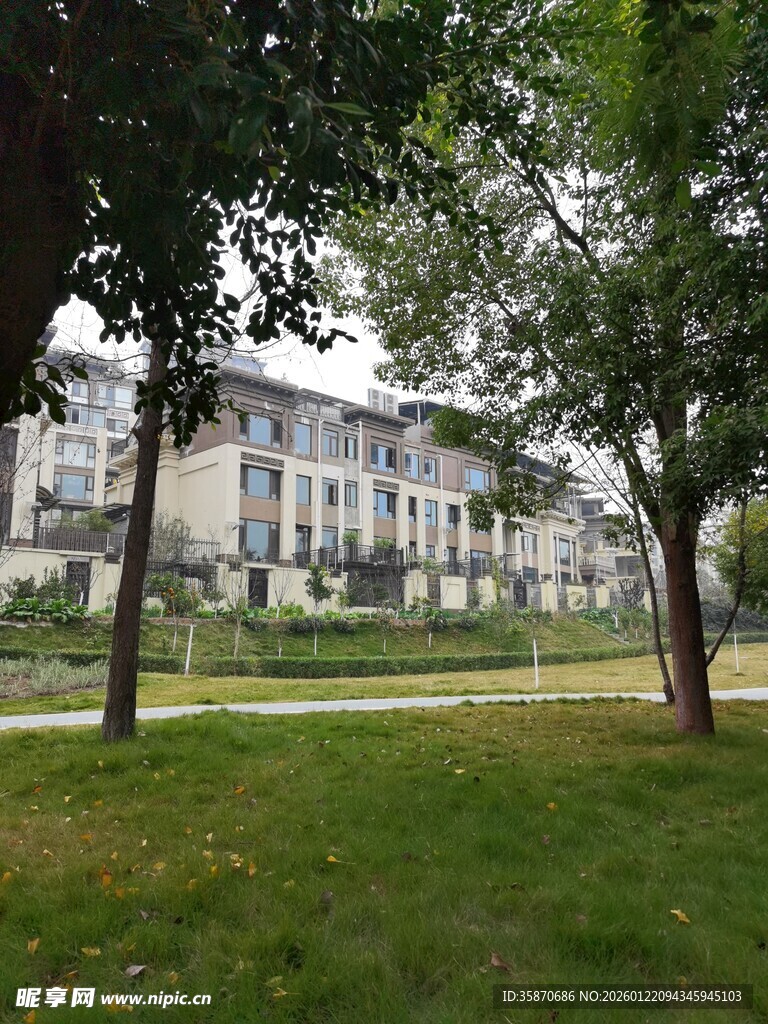 优雅园林旁的精致建筑