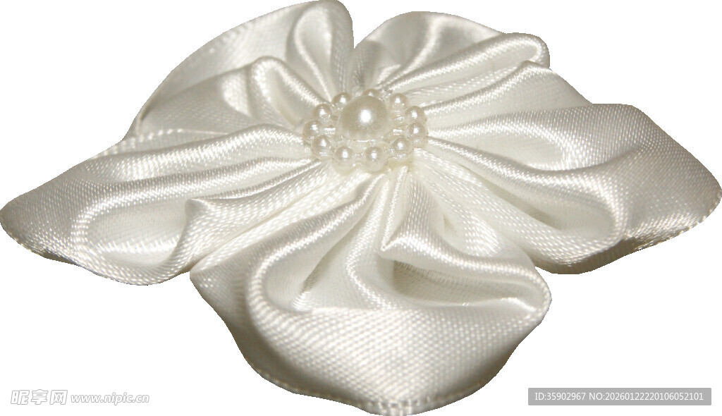 白色绸缎花朵装饰
