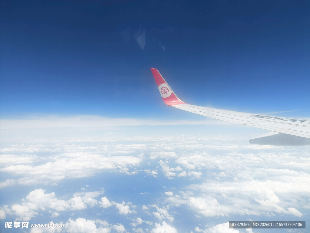 飞机翱翔于云端美景