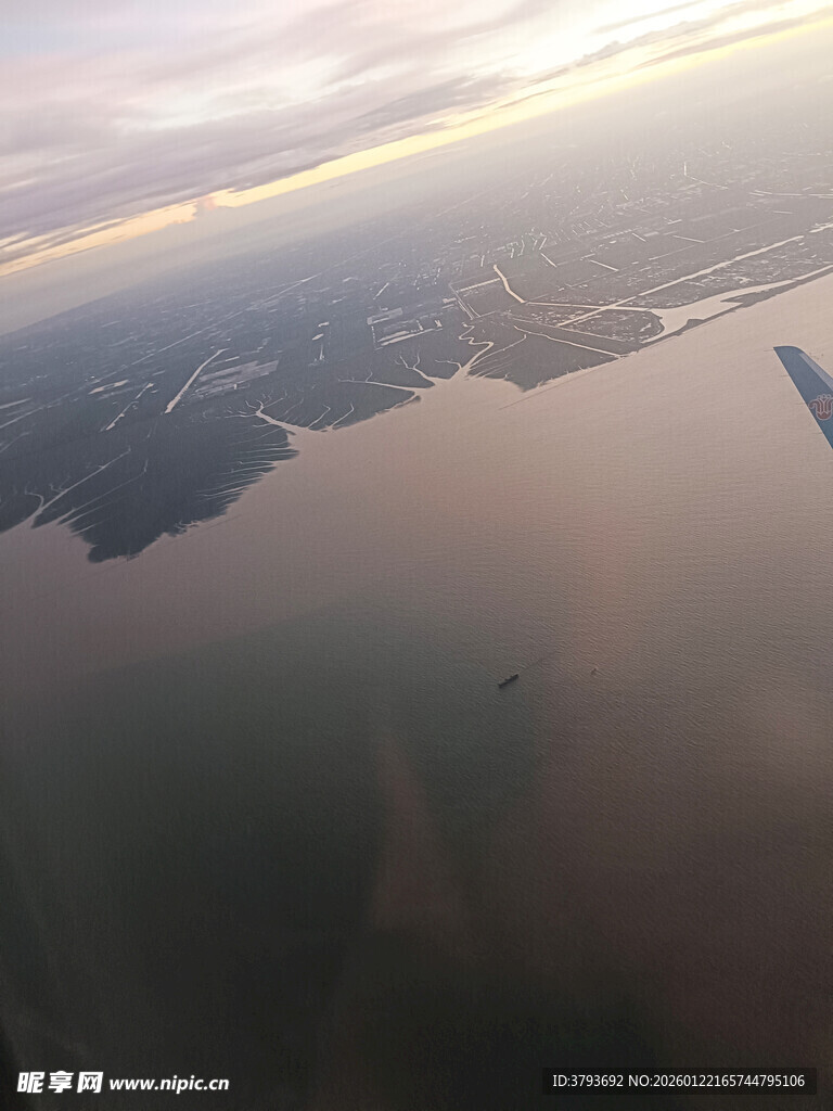 高空俯瞰水域景观