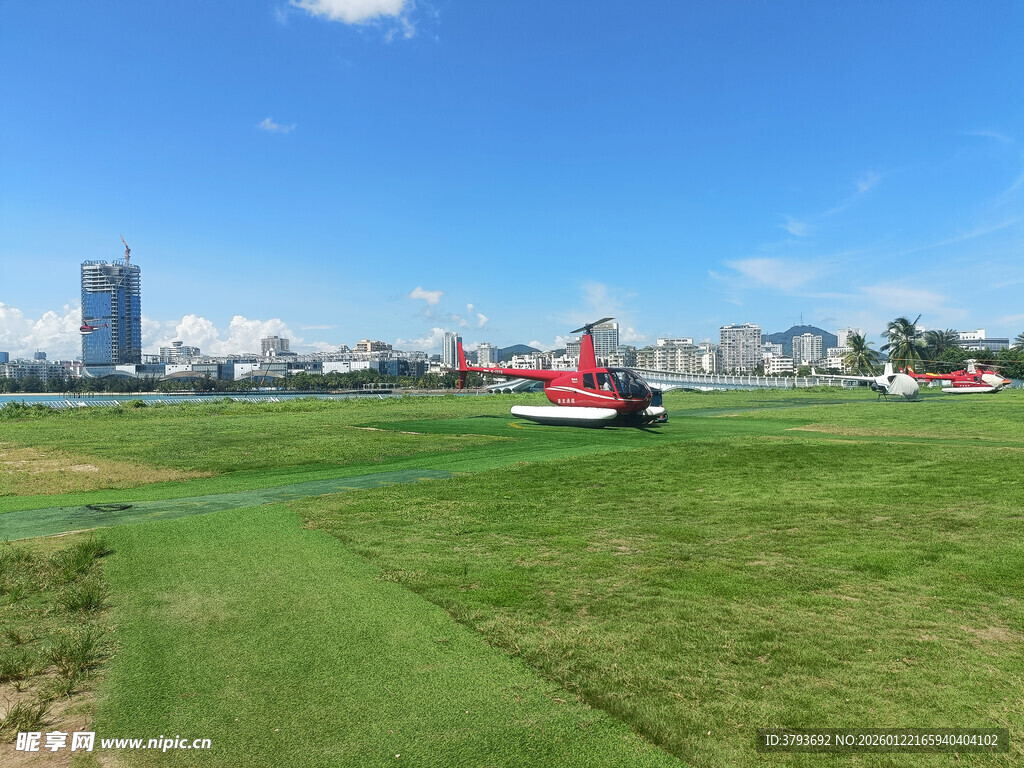 城市旁的高尔夫球场风景
