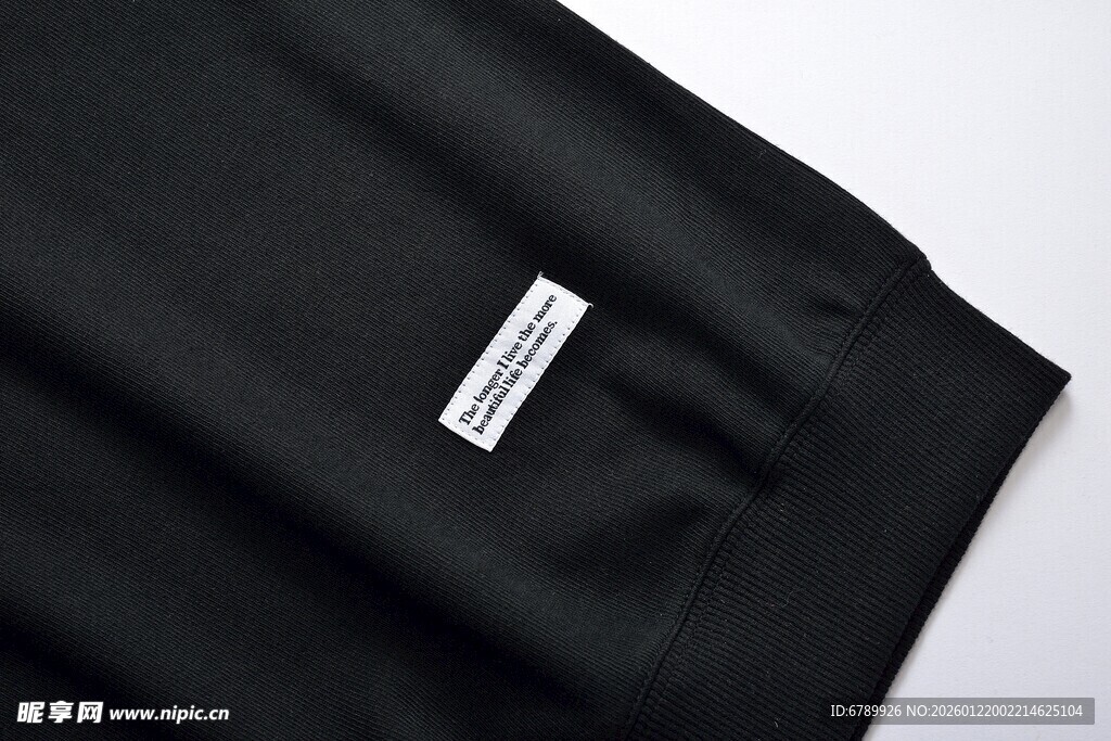 黑色卫衣下摆细节特写