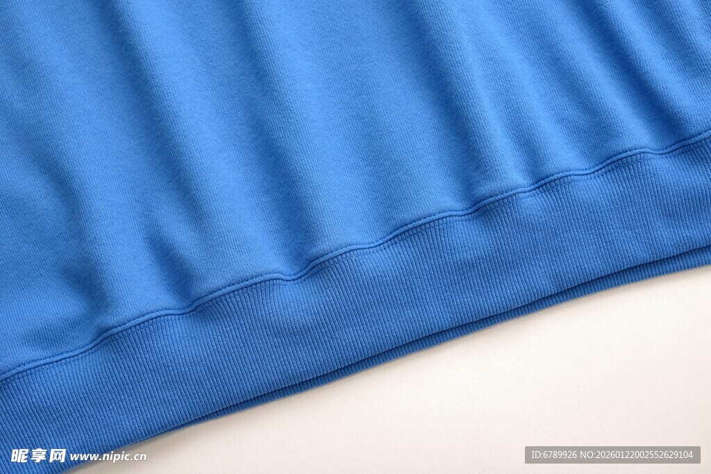 蓝色卫衣下摆细节特写