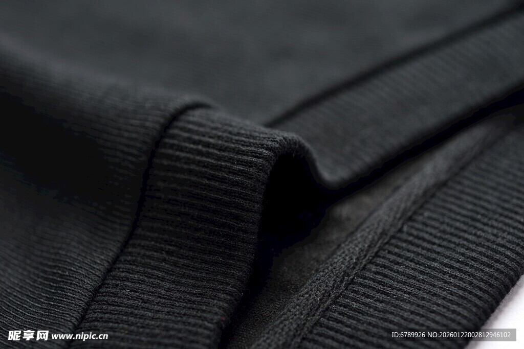 黑色卫衣领口细节特写