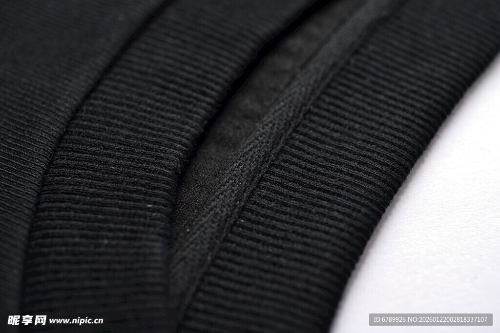 黑色卫衣领口细节特写
