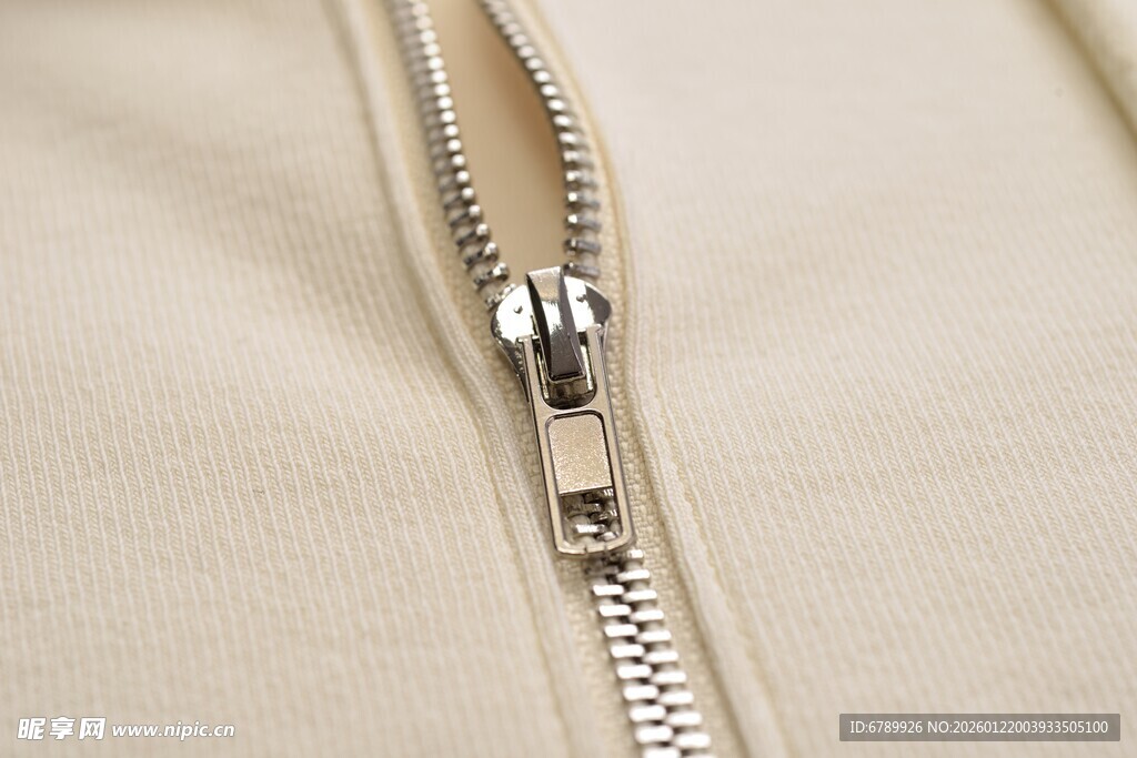 米色衣物上的金属拉链细节