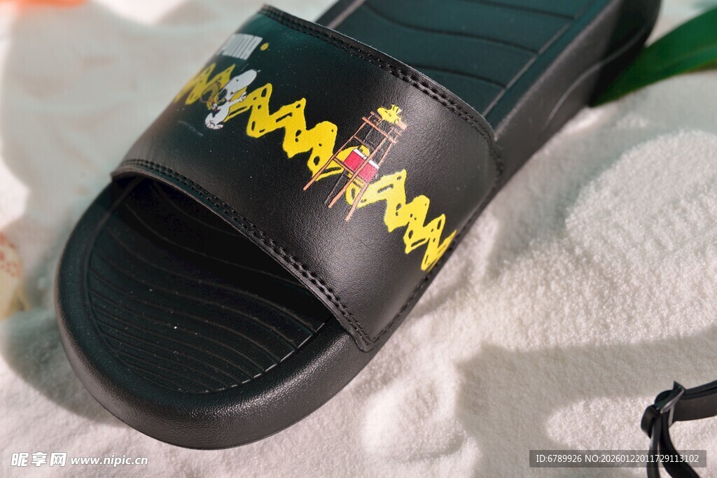 黑色时尚凉拖鞋