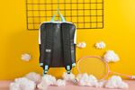 黑色行李箱搭配梦幻装饰