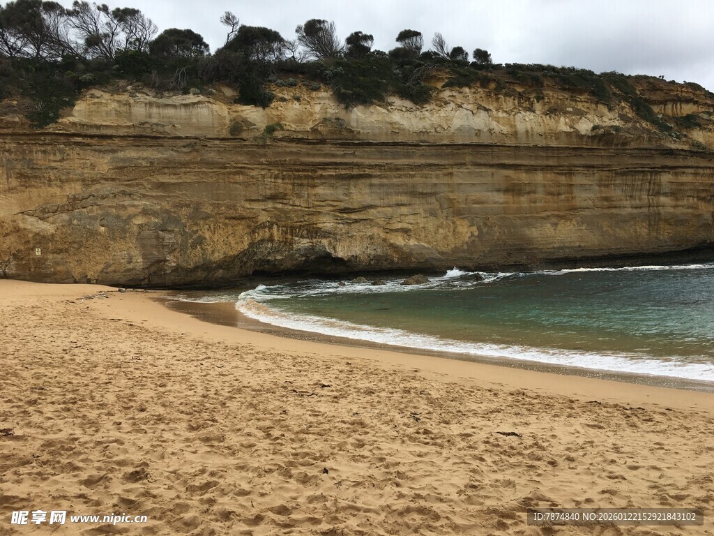 海岸沙滩与崖壁景观