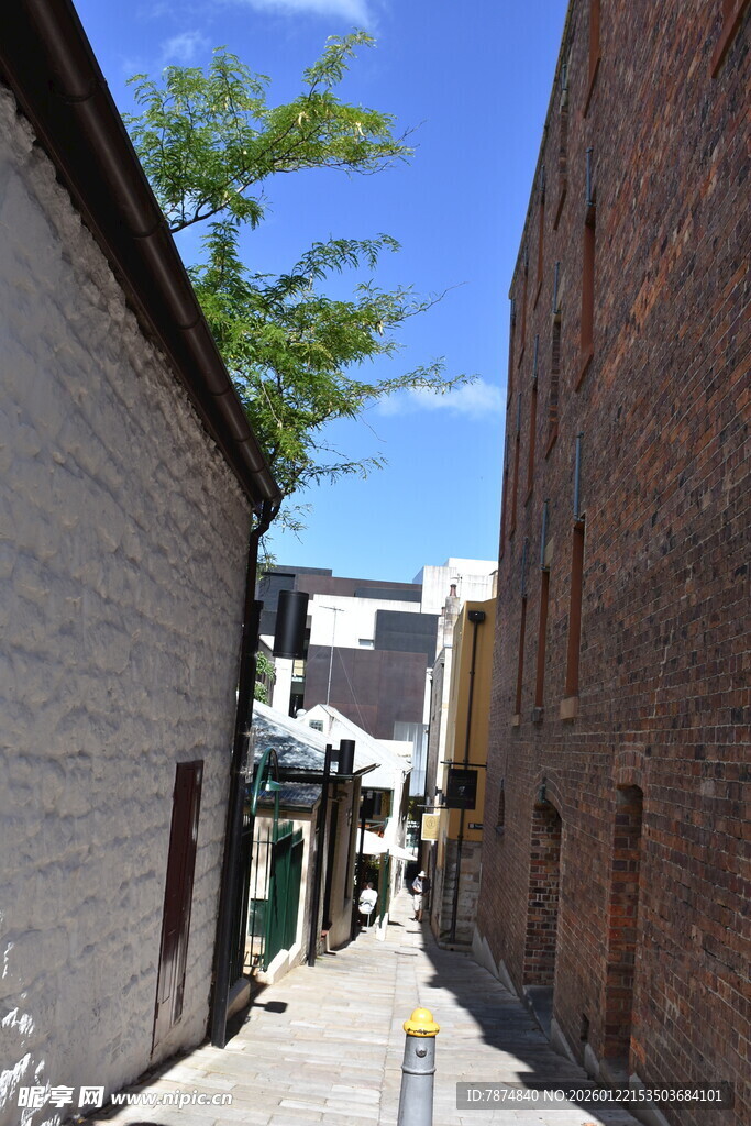 狭窄小巷中的城市景象