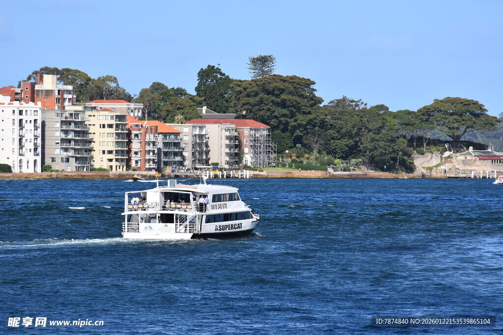 海上游船与岸边建筑景观