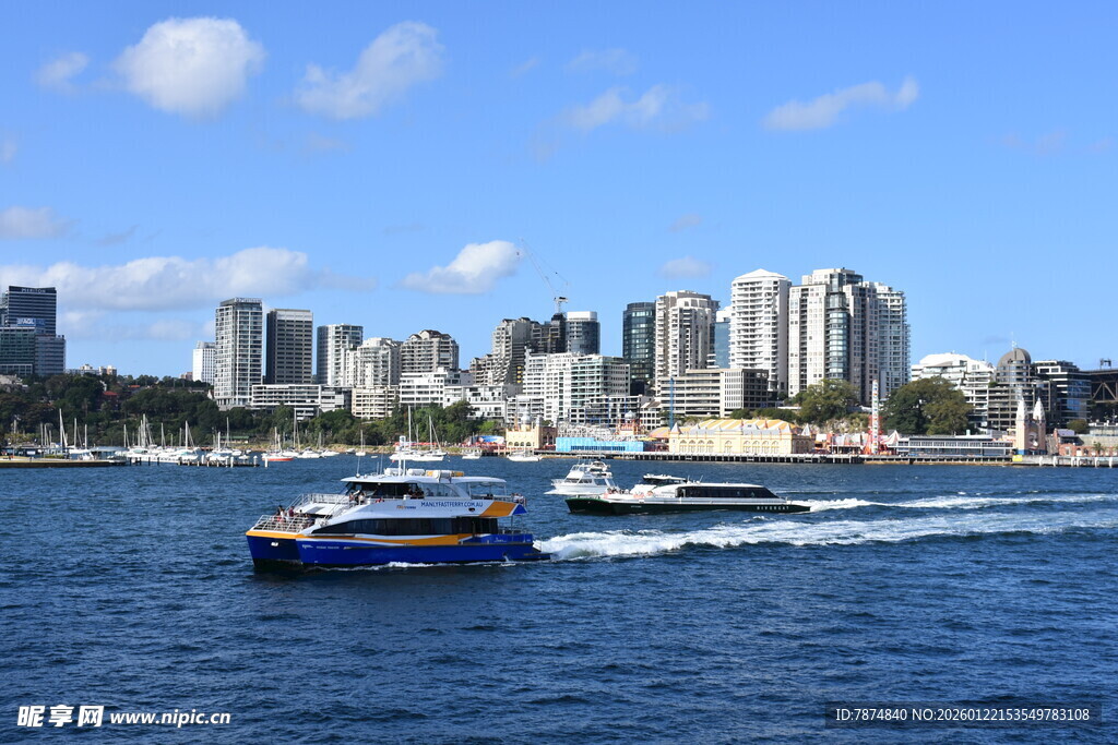 海上游船与城市天际线