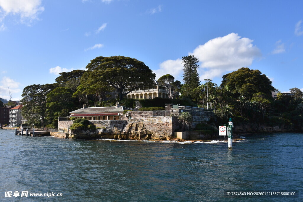 河畔绿荫环绕的别致建筑