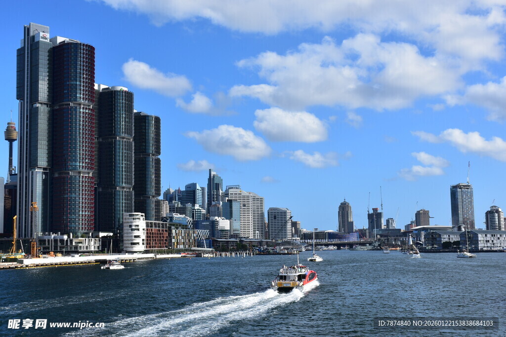 城市河畔景观与行驶小船