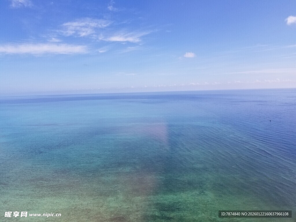 碧海蓝天的壮阔海景
