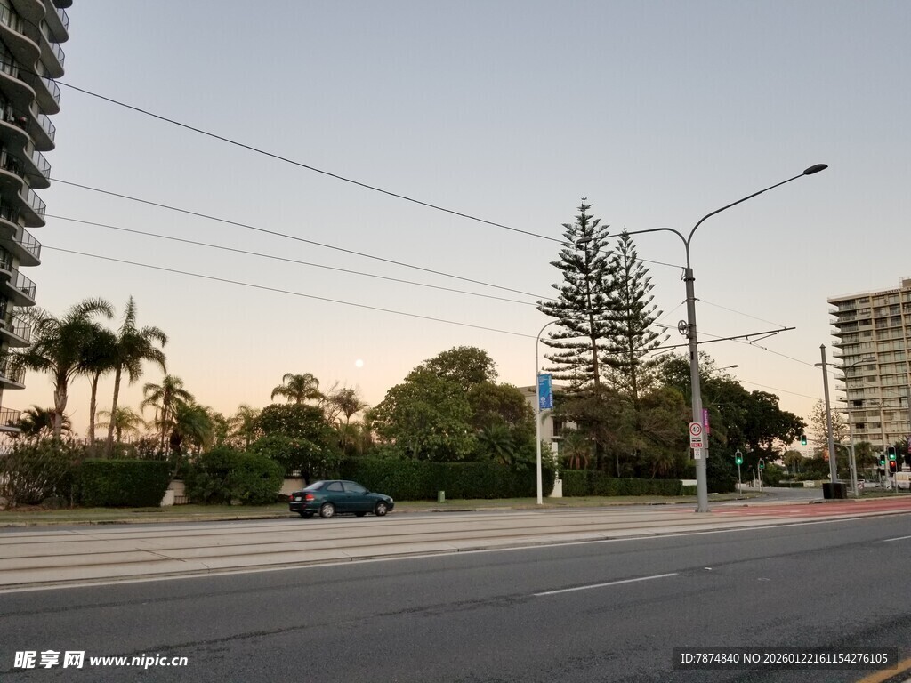 黄昏时的城市街道景象