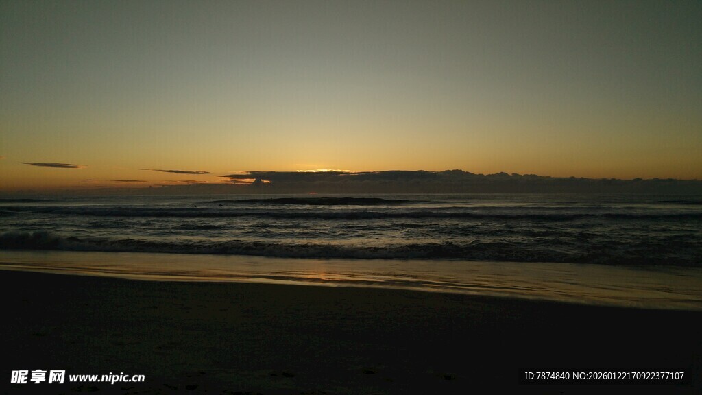 黄昏下的海边美景