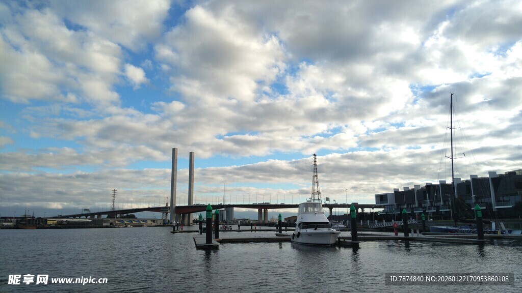 河畔桥梁与天空美景
