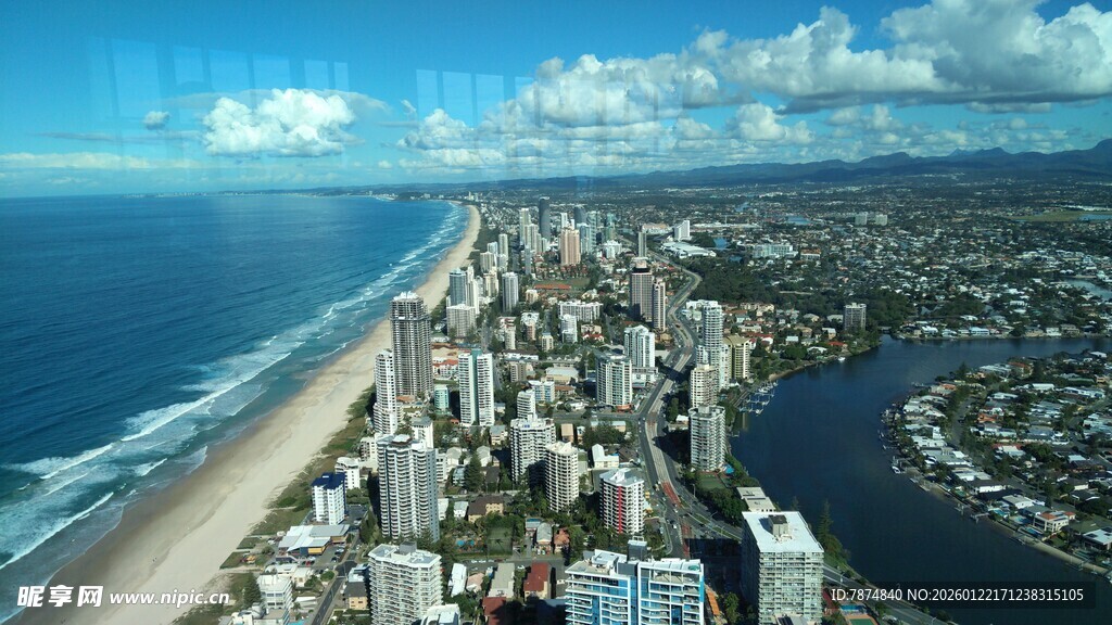 俯瞰海滨城市壮丽景观