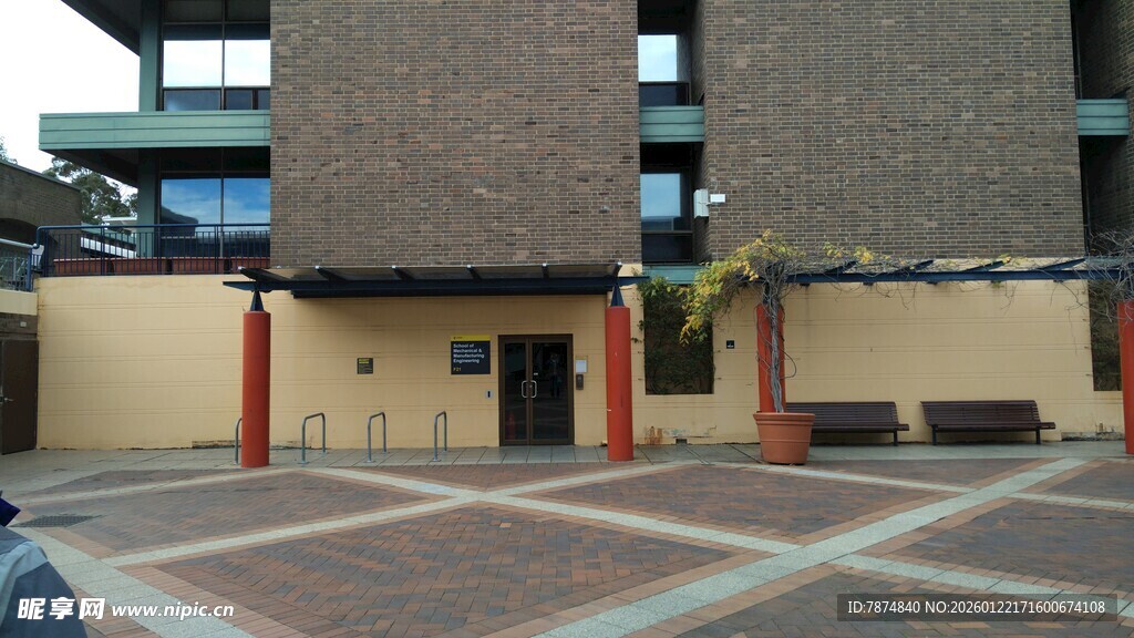 城市中建筑旁的空旷广场