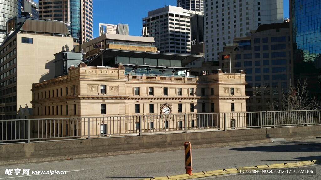 城市中古老建筑与现代高楼