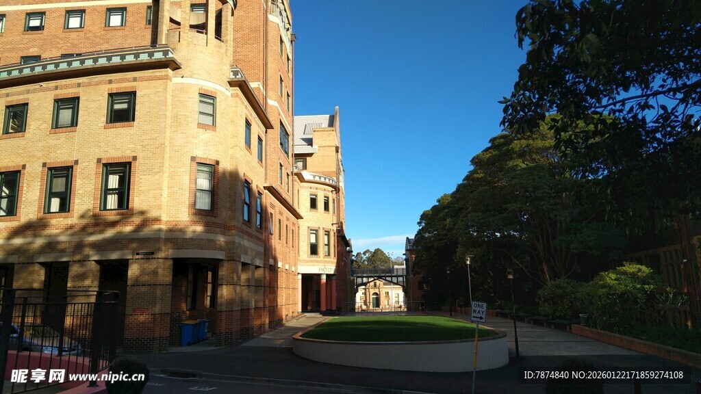 古典建筑旁的开阔庭院