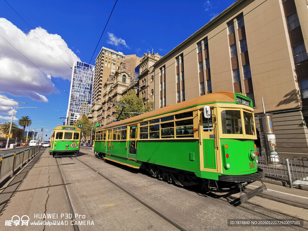 复古绿色有轨电车城市街景