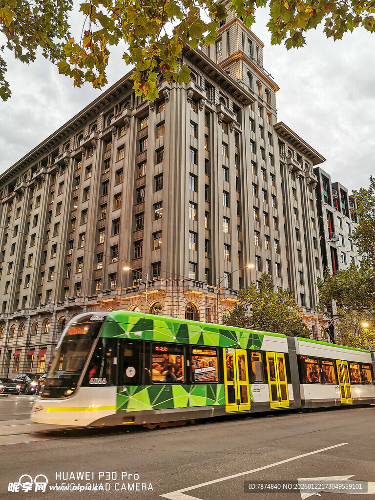 城市中色彩斑斓的有轨电车