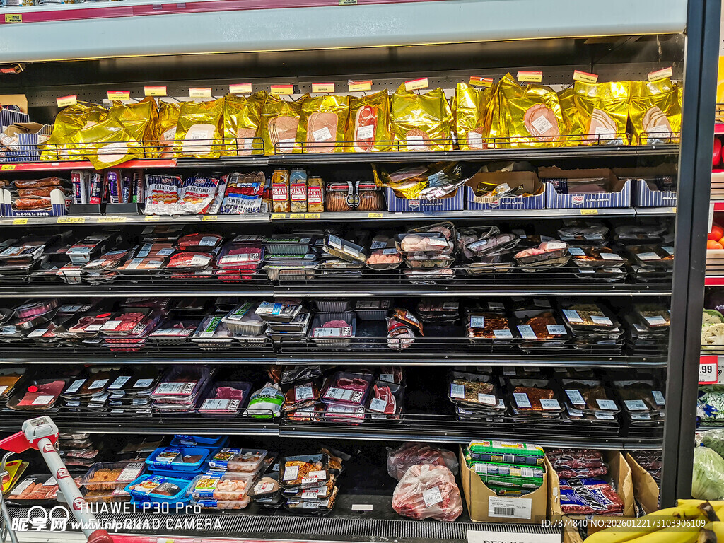 超市货架上琳琅满目的零食