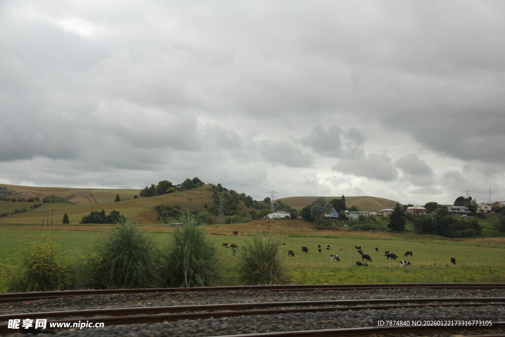 田野铁轨边的阴天风景