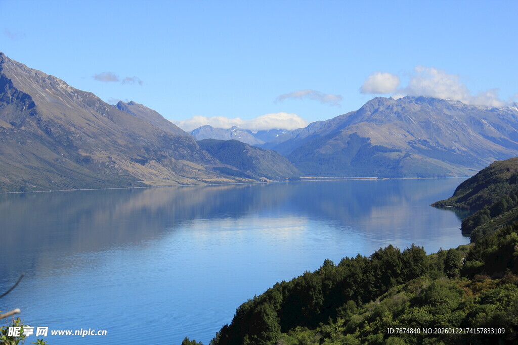 宁静湖景与远山风光