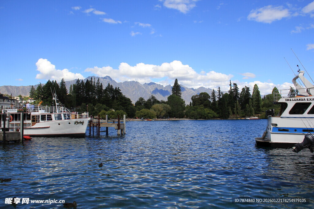 湖畔码头船只与蓝天美景