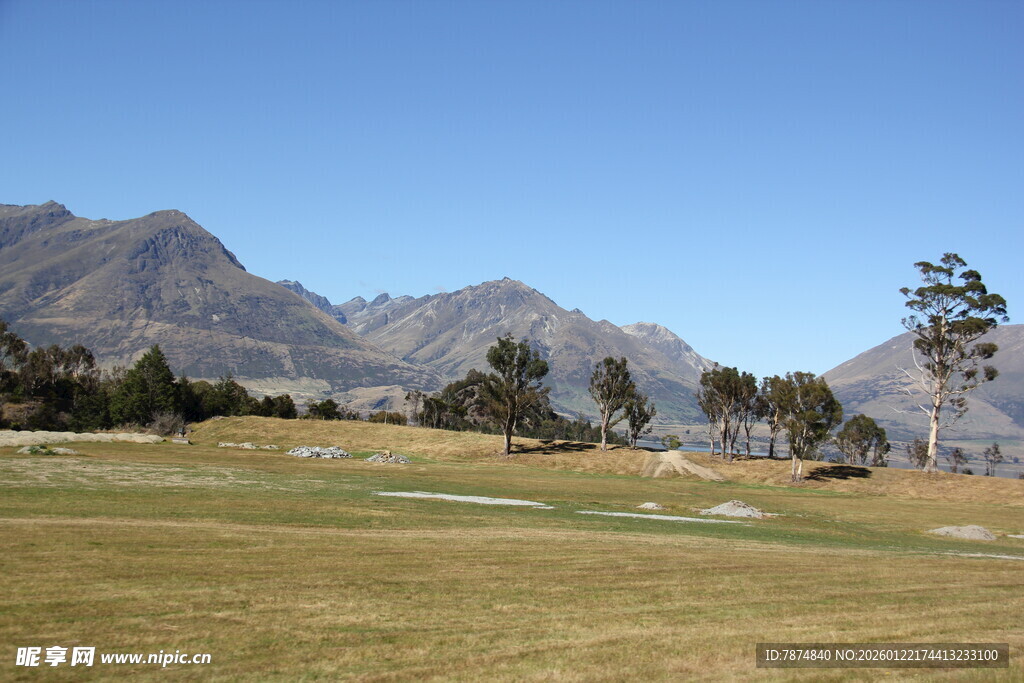 美丽高尔夫球场与远山景色