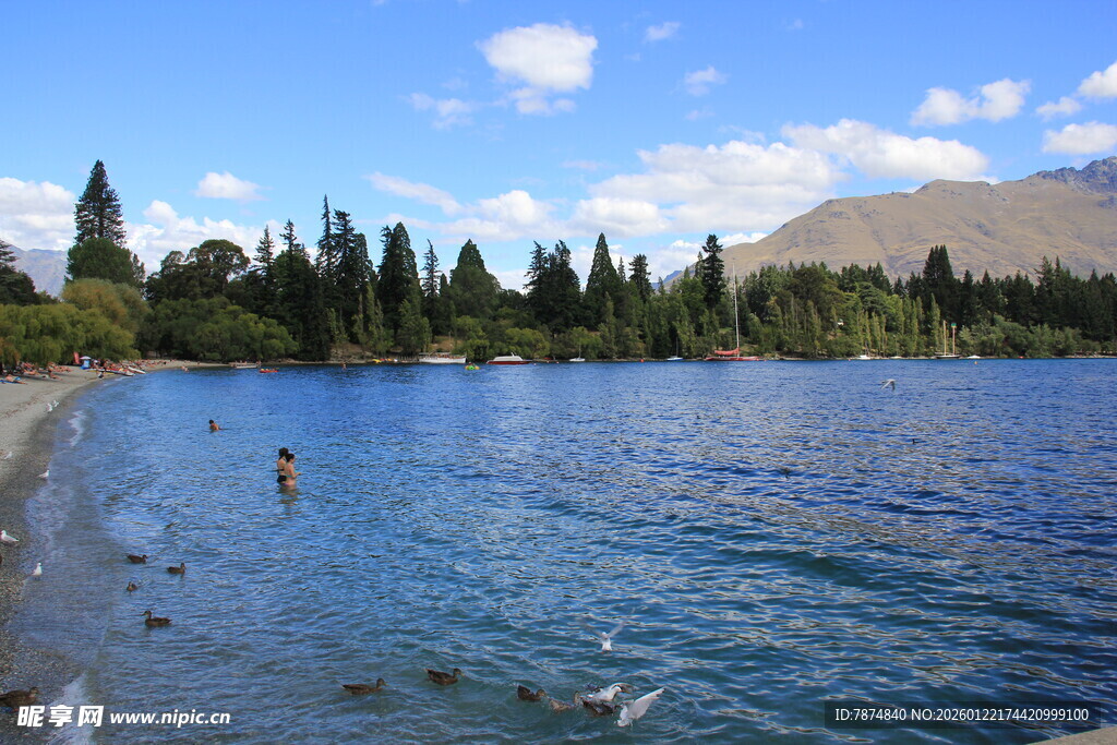 湖畔风光 一人悠游于水边