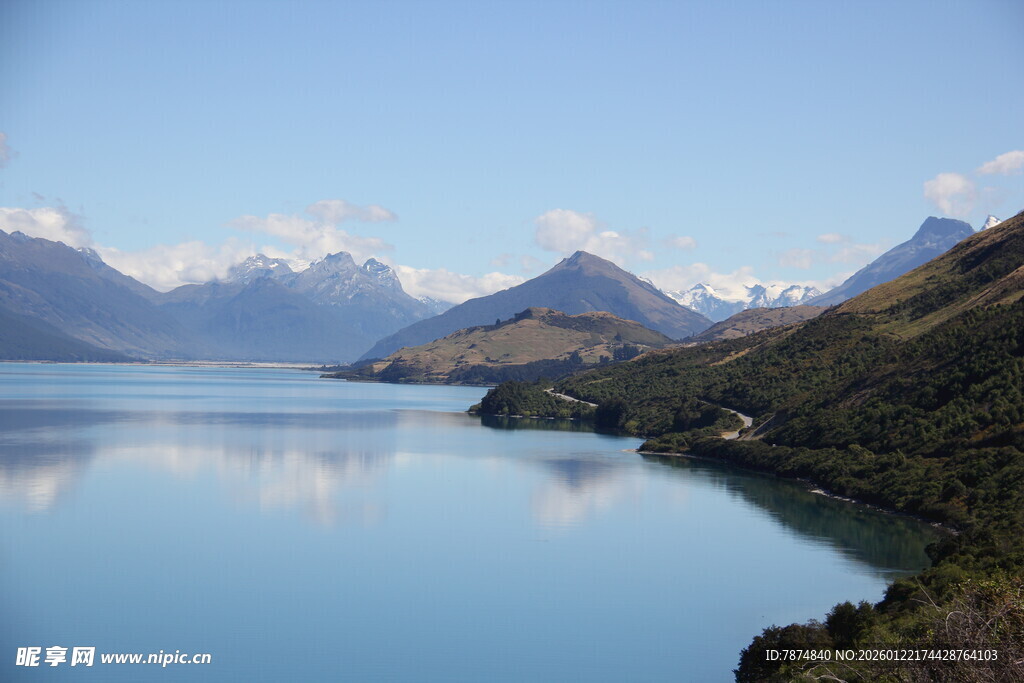 宁静湖景与远山相映成趣