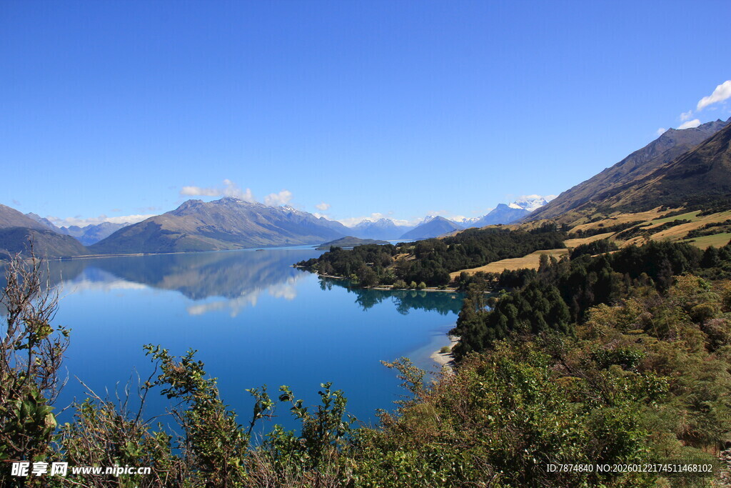 美丽湖畔自然风光