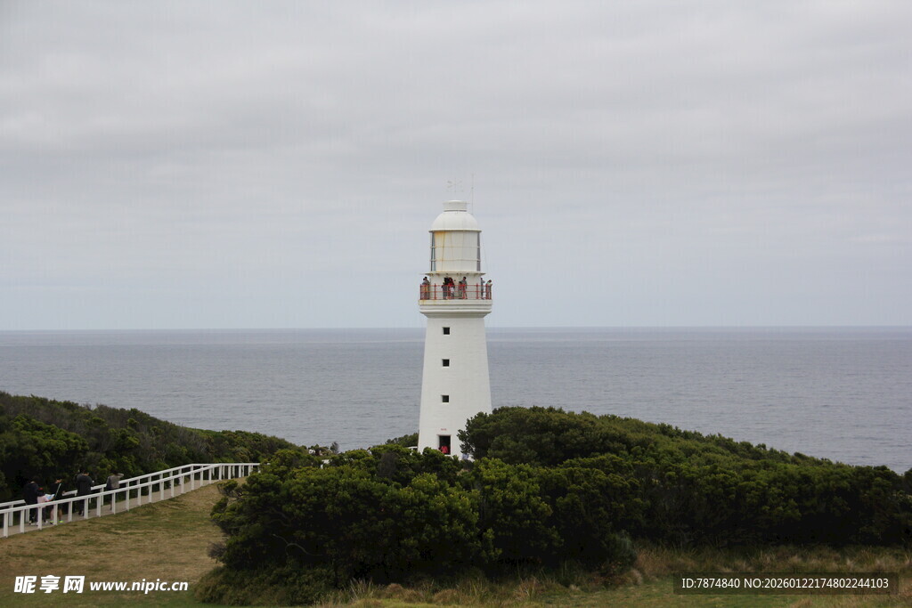 海岸边的白色灯塔