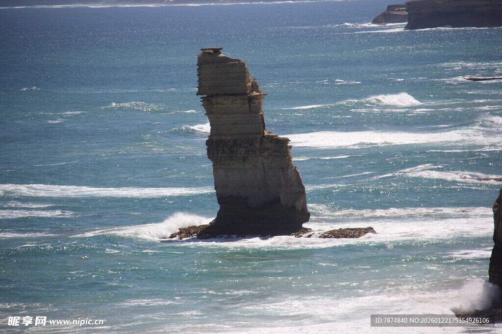 海中孤立岩石景观